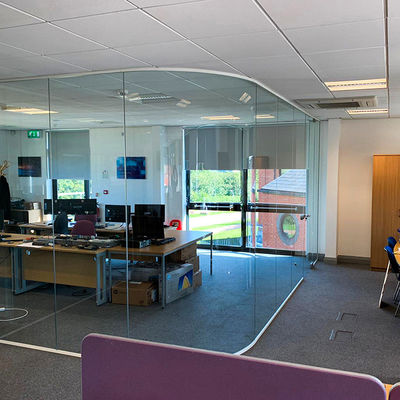 Современный дизайн толстых стеклянных каркасных офисных стен с закаленным стеклом