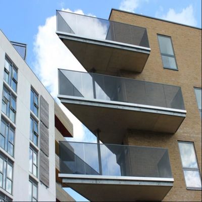 Современные 8+8мм ламинированные остекленные перила с алюминиевым каналом для долговечности и 5+ лет гарантии