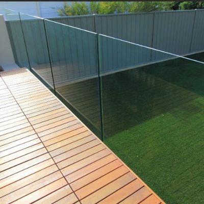 Открытое изображение безрамочное стеклянное перило с светодиодными лампами и более чем 5-летней гарантией