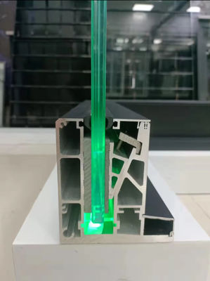 Стеклянная балюстрада Lamel U Channel, установленная сверху с ламинированным стеклом