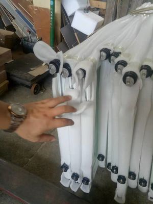 Гладкие складывающиеся серые алюминиевые двустворчатые двери, устойчивые к ураганам