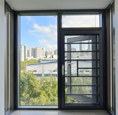 Высокобезопасное закрываемое окно открывается с многоточечной блокировкой