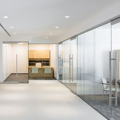 Звукозащищенные коммерческие стеклянные перегородки Легкое обслуживание и очистка