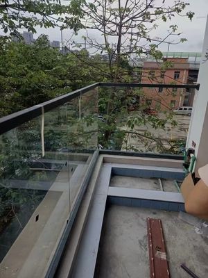 Система стеклянных перил без рамы на наружной палубе с рукояткой на стеклянной вершине