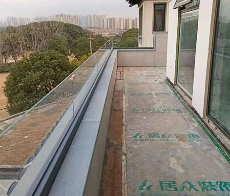 Настраиваемая система стеклянных ограждений без рамы для безопасных и современных наружных заборов