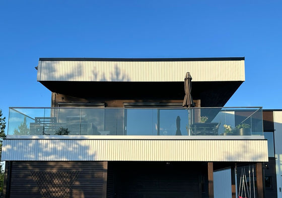 Светодиодный светодиодный стеклянный балюстрад Алюминиевый современный перила дизайны без рамы закаленное стекло наружные перила балкона