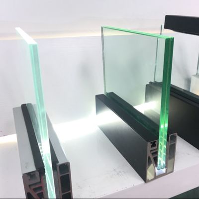Стабильная система из закаленного стекла 800-1200 мм с U-образным профилем и алюминиевым поручнем для безопасности и эстетической привлекательности