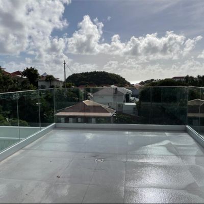 Открытое изображение безрамочное стеклянное перило с светодиодными лампами и более чем 5-летней гарантией