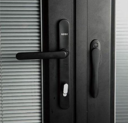 Коммерческая свертывающаяся дверь из алюминия с многоточечным блокировкой с низким содержанием и функциями безопасности