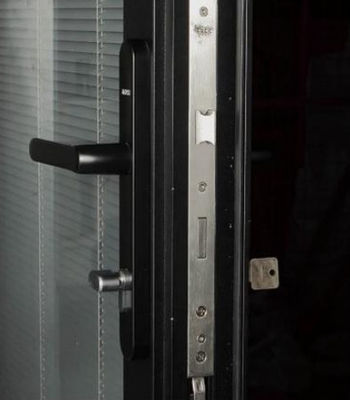 Настройка водонепроницаемой алюминиевой рамы с двусторонними дверями с высокой долговечностью и энергоэффективностью