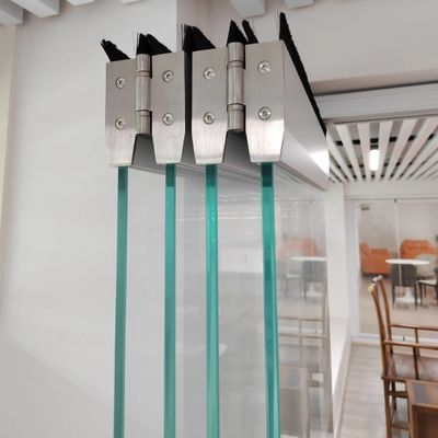 Элегантная и современная алюминиевая складная дверь с надежным механизмом запирания и хорошей звукоизоляцией