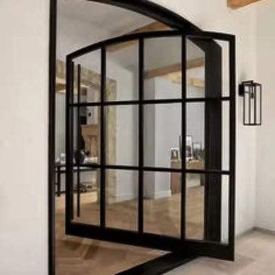 Коммерческие прозрачные стеклянные передние поворотные железные двери с графическим дизайном из стали и алюминия