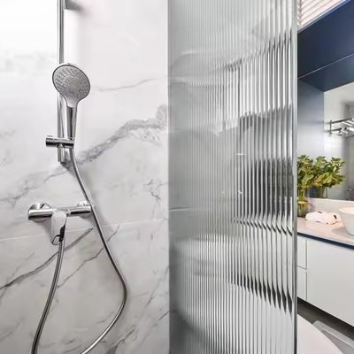 Внутренние стеклянные перегородные двери с толщиной профиля 1,4 мм. Стекло замороженное и срок службы 50 лет