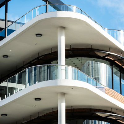 Настраиваемые стеклянные перила с пятилетней гарантией и закаленным ламинированным стеклом