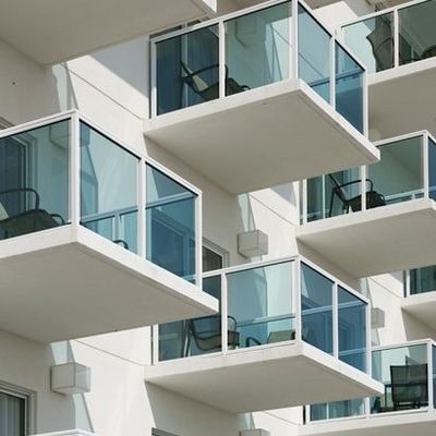 Индивидуальное черное покрытие безрамного U-образного стеклянного ограждения с балюстрадой из закаленного стекла толщиной 12 мм