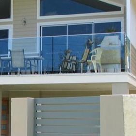 Индивидуальное черное покрытие безрамного U-образного стеклянного ограждения с балюстрадой из закаленного стекла толщиной 12 мм