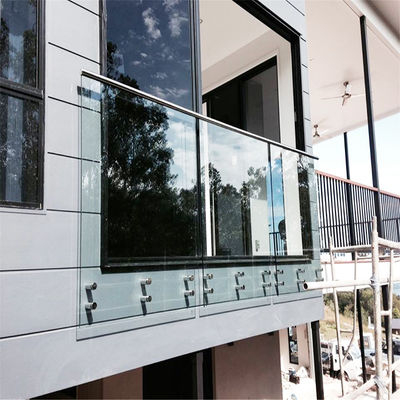 Ограждение из закаленного стекла 10 мм без рамки с креплениями из нержавеющей стали