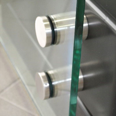 Крепления-стойки из нержавеющей стали, держатели панелей, болты, фурнитура для наружных лестниц и балконов