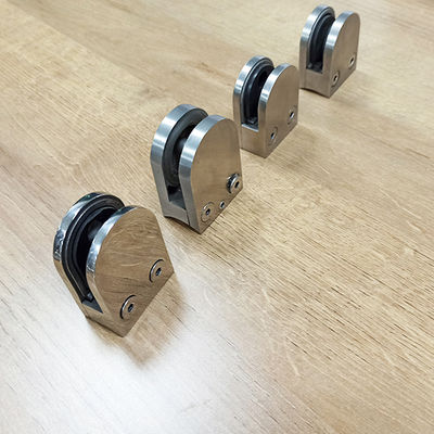 Безрамное ограждение лестницы из закаленного стекла, регулируемый дизайн, дугообразный зажим, фитинги 304 316